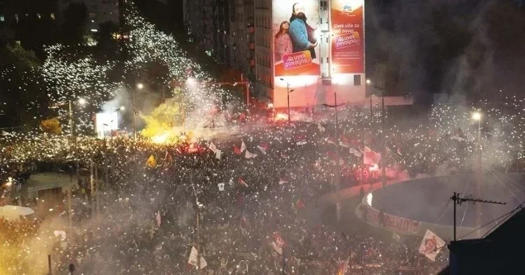 Yüzbinlerce öğrenci Belgrad’da birleşti… Sırbistan’da seçim öncesinde gençler meydanda