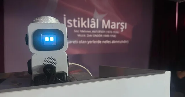 Takkesi ve parlayan gözleri ile çocukların arkadaşı robot Hacı Abi Saraylar Anadolu İmam Hatip Ortaokulu nda yapay zeka temelli olarak üretilen robot Hacı Abi çocukların en iyi arkadaşı oldu Balıkesir Haber Habertürk Yerel Haberler