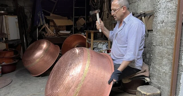 45 yıldır bakıra çekiç vuruyor, kaybolmaya yüz tutan mesleğini yaşatmaya çalışıyor Binlerce çekiç darbesiyle kazan üretiyor, mesleğini yaşatmaya çalışıyor Kahramanmaraş Son Dakika Haberleri Habertürk Yerel Haberler