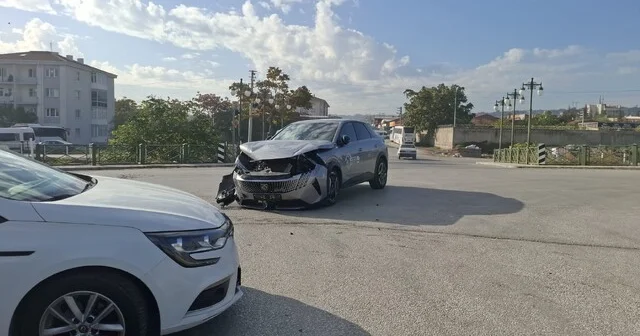 İki sokak kesişimindeki trafik kazası maddi hasarla atlatıldı Mahalle muhtarı, sürekli kaza olan bölgedeki yola tümsek ve sürücülerin işini kolaylaştıracak ayna talep etti Eskişehir Haberleri Habertürk Yerel Haberler