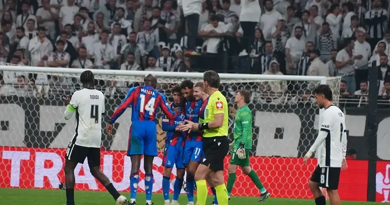 Hakem bitirdi, futbolcular duymadı! Beşiktaş maçında şaşırtan anlar