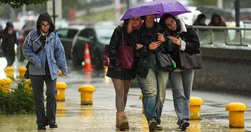 İstanbul a sağanak geri dönüyor! Saatler içinde başlayacak