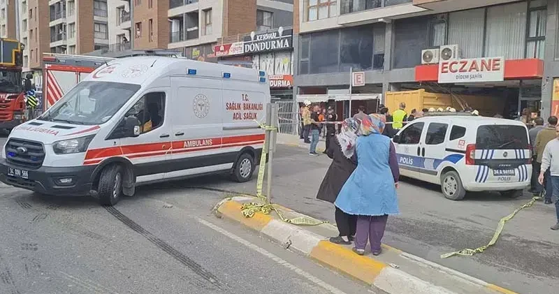 Pendik te hafriyat kamyonu eczaneye daldı; yaralılar var