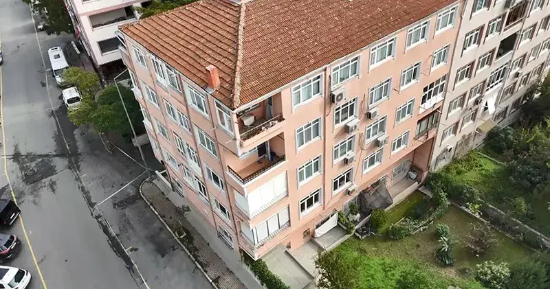 Eyüpsultan’da kolonları patladığı için mühürlenen bina havadan görüntülendi