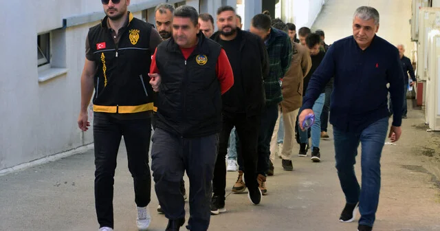 Adana merkezli 7 ilde kurgu trafik kazalarıyla sigorta şirketlerini dolandıran 80 şüpheli adliyede Adana Haber Habertürk Yerel Haberler