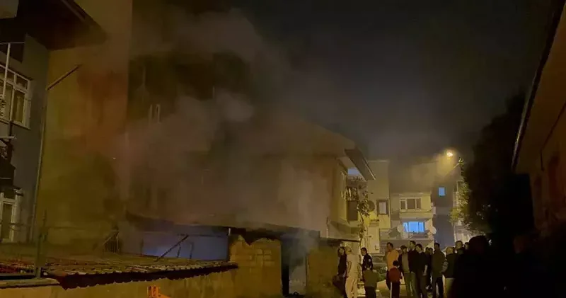 Depoda çıkan yangında, traktör ve tarım malzemeleri kullanılamaz hale geldi