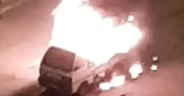 Adana da tantuni satılan kamyonet alev alev yandı VİDEO İZLE