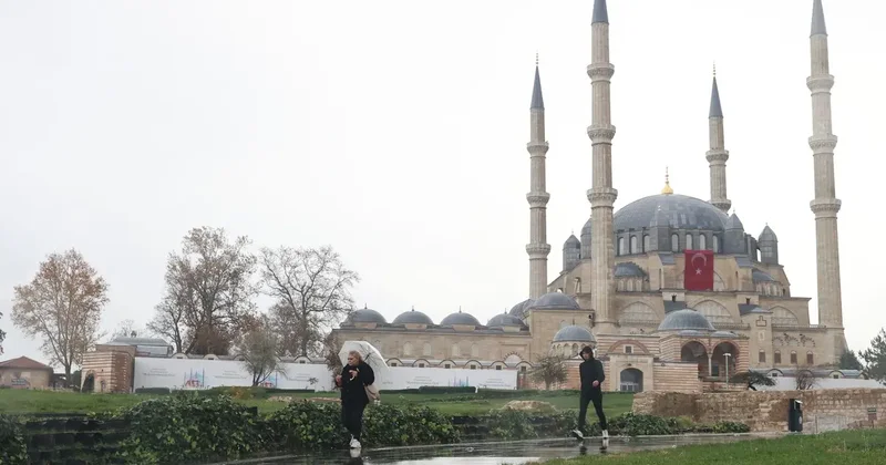 Edirne de sağanak yağış: sabah saatlerinde başladı, hayatı olumsuz etkiledi