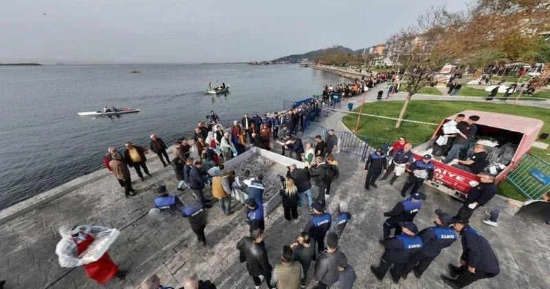 Yüzlerce kişi akın etti: 10 ton hamsi bedava dağıtıldı Sözcü Gazetesi