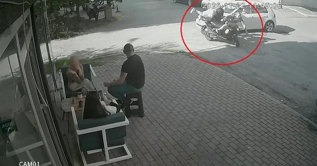 Kasksız yolcu kafasını kaldırıma çarpmaktan kıl payı kurtuldu Motosikletin devrilip sürücü ve yolcunun savrulduğu anlar güvenlik kamerasına yansıdı Antalya Haberleri