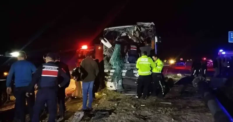 Denizli’de minibüs yolcu otobüsüyle çarpıştı: 10 kişi yaralandı Gündem Haberleri