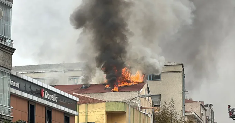 SON DAKİKA: Güngören de korkutan yangın! Tekstil fabrikası alev topuna döndü! O anlar kamerada