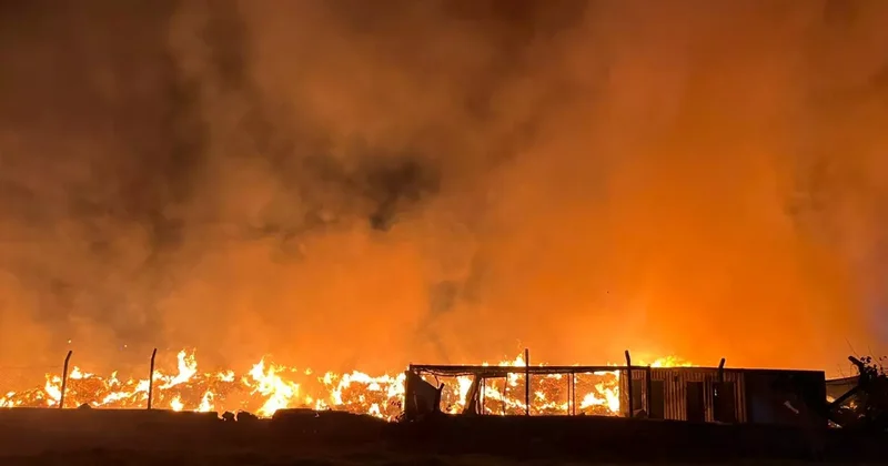 Çöp depolama alanında korkutan yangın: Alevler geceyi aydınlattı