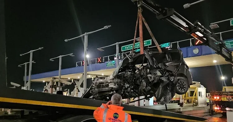 Kuzey Marmara Otoyolu’nda otomobil gişeye girdi: 1 ağır yaralı