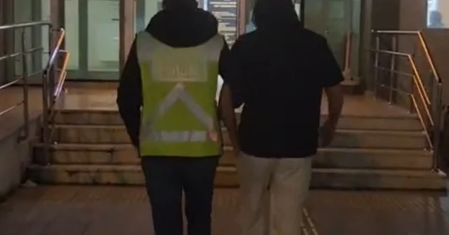 Trafik tartışmasında otomobile levye ile saldıran 2 şüpheli gözaltında İzmir Haberleri