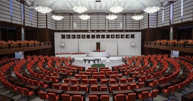 Meclis te sandalye dağılımı değişti: İşte CHP, AKP ve diğer partilerin sandalye dağılımı