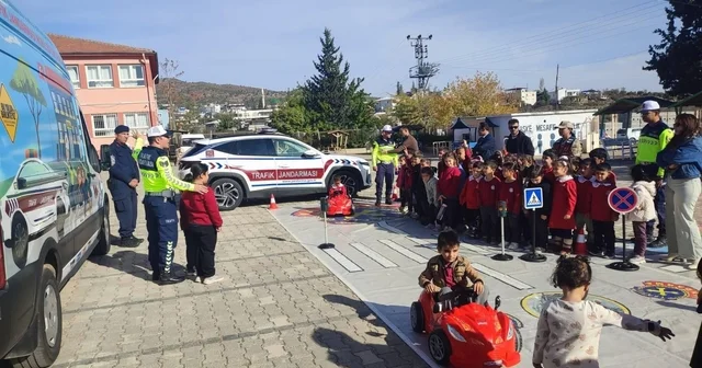 Kilis te öğrencilere Mobil Trafik Aracı ile trafik eğitimi verildi Kilis Haberleri