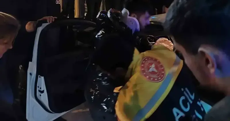 Diyarbakır da otomobil iş yeri merdivenine çarptı: Dört kişi yaralandı Gündem Haberleri