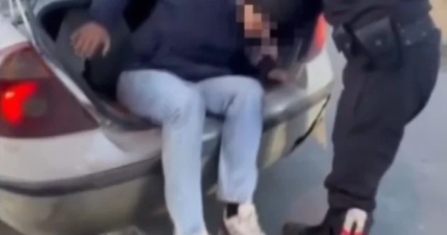 Erzincan da otomobilin bagajında 2 kaçak göçmen yakalandı Erzincan Haberleri