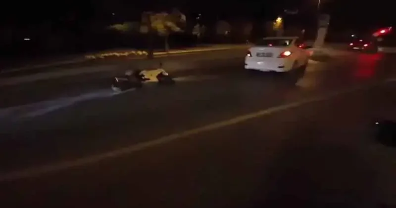 Maltepe de hatalı şerit değiştiren otomobile motosiklet çarptı; kaza kamerada