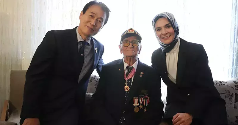 Bakan Göktaş, Koreli mevkidaşıyla birlikte Kore gazisini ziyaret etti