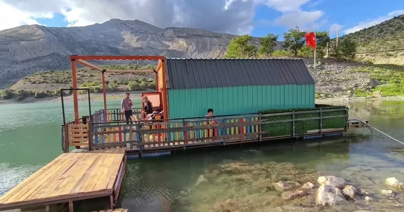 Tortum Gölü üzerinde yüzen ev ilgi odağı oldu