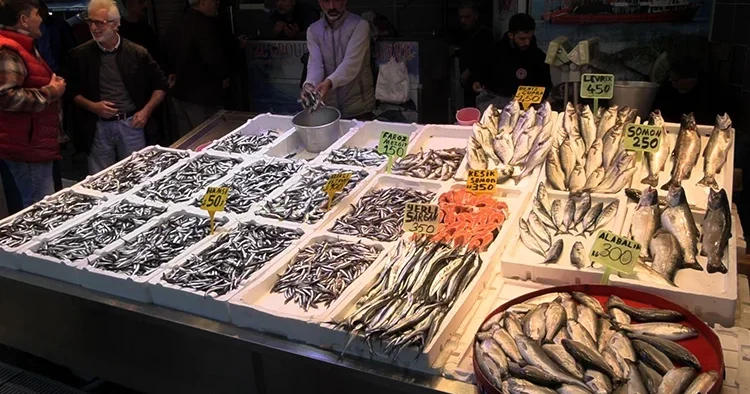 Denizlerde hamsi bereketi! Fiyatı düştü, vatandaştan yoğun ilgi