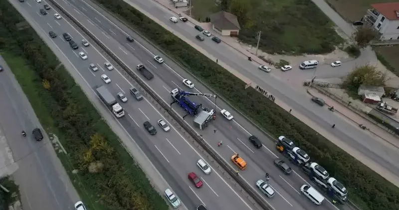 Anadolu Otoyolu Sakarya geçişinde kaza: Tır ile nakliyat kamyonu çarpıştı Gündem Haberleri