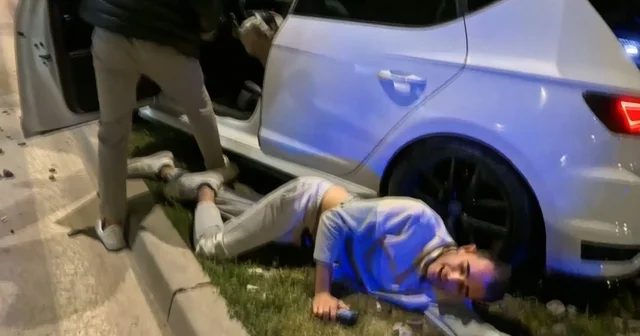 Aksaray Belediyesi nin trafiğe kapattığı yol kaza meydanına döndü Yaralı sürücüden arkadaşına, Emniyet kemeri tak hayat kurtarıyor mesajı Aksaray Haberleri