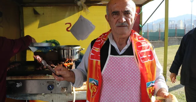 6 yıl profesyonel futbol oynadığı takımın maçlarına ev sahipliği yapan stadyumda köfte ekmek satıyor Kayseri Haberleri