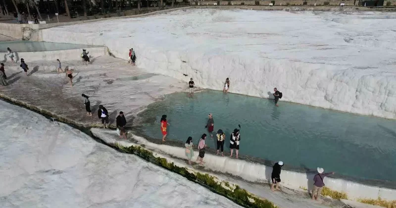 Beyaz cennet Pamukkale, Asya ülkelerinden gelen turistlerin yoğun ilgisini çekiyor