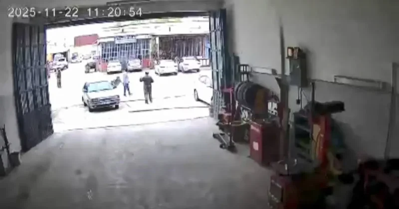 Elazığ’da motosiklet kazası güvenlik kamerasına yansıdı