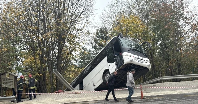 Kocaeli de freni boşalan park halindeki tur otobüsü şarampole düştü Kocaeli Haberleri