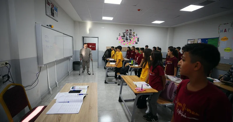 Koltuk değneğiyle hayaline yürüdü: 22 yıllık öğretmenin büyük azmi