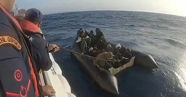 İzmir açıklarında 18 düzensiz göçmen yakalandı, 25 göçmen kurtarıldı İzmir Haberleri