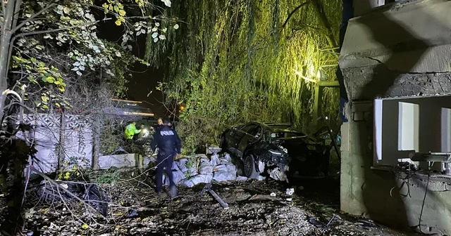 Köprü üstünde çarpışan otomobiller bahçeye uçtu: 1 ölü, 4 yaralı Sakarya Haberleri