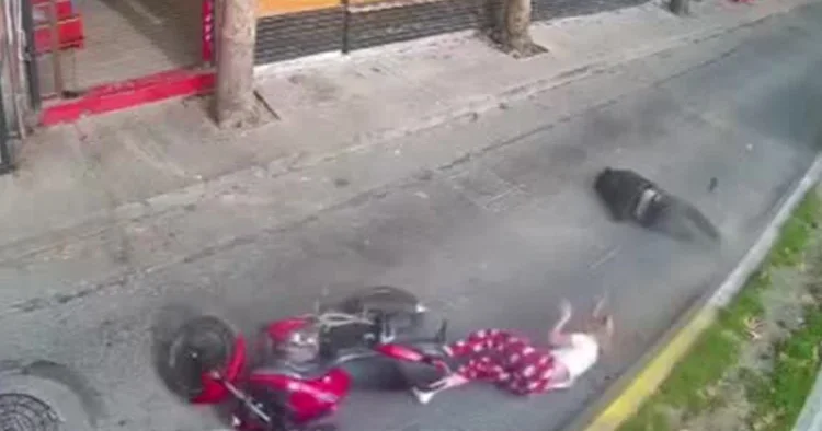 Metrelerce yerde sürüklendiler! İstanbul daki motosiklet kazası kamerada
