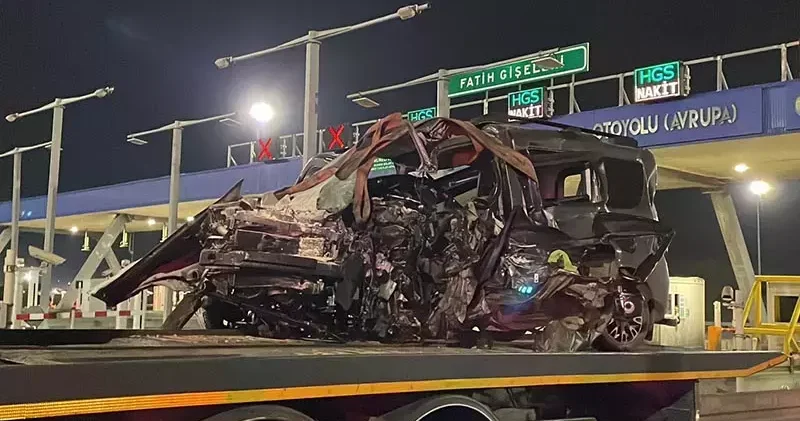 Kuzey Marmara Otoyolu nda gişelere çarpan hafif ticari aracın sürücüsü ağır yaralandı