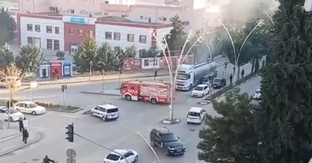 Kırmızı ışıkta bekleyen tırın tekerlekleri yandı; facia itfaiyenin hızlı müdahalesiyle önlendi Tokat Haberleri