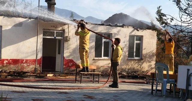 Antalya da ormanlık alanda çıkan yangında eski okulun çatısı yandı Antalya Haberleri