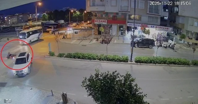 Aracıyla U dönüşü yapan sürücünün kararsızlığı motosiklet sürücüsünü hastanelik etti Cipin yolun ortasında beklediği anlar ve kaza güvenlik kamerasına yansıdı Antalya Haberleri