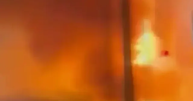 Akaryakıt istasyonunda korku dolu anlar: Kontrolden çıkarak istasyona dalan araç alev aldı VİDEO İZLE