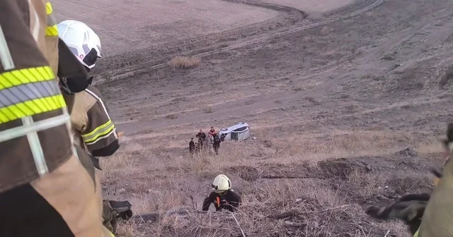 Diyarbakır da otomobil şarampole yuvarlandı: Yaralı sürücüyü itfaiye kurtardı Diyarbakır Haberleri