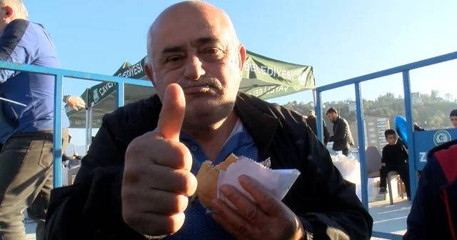 Rize deki festivalde 2 ton hamsi 2 saatte tüketildi Rize Haberleri