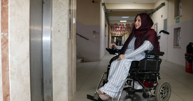Yürüme engelli Zeynep öğretmen, asansörü 2 aydır arızalı okulda azmiyle ders veriyor Antalya Haberleri