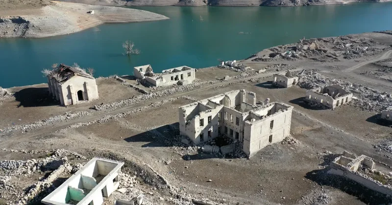 Tarihi yerleşim baraj sularının çekilmesiyle köy gün yüzüne çıktı
