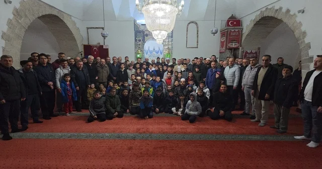 Kütahya da Gençler Camide, Alınlar Secdede buluşması yoğun katılımla gerçekleşti Vali Musa Işın: Bir eliniz Kur an da, bir eliniz teknolojide olsun Kütahya Haberleri