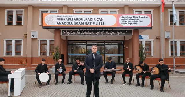 Bursa da lise öğrencileri, Öğretmenler Günü dolayısıyla öğretmenlere ithafen yapılan besteyi seslendirdi Bursa Haberleri
