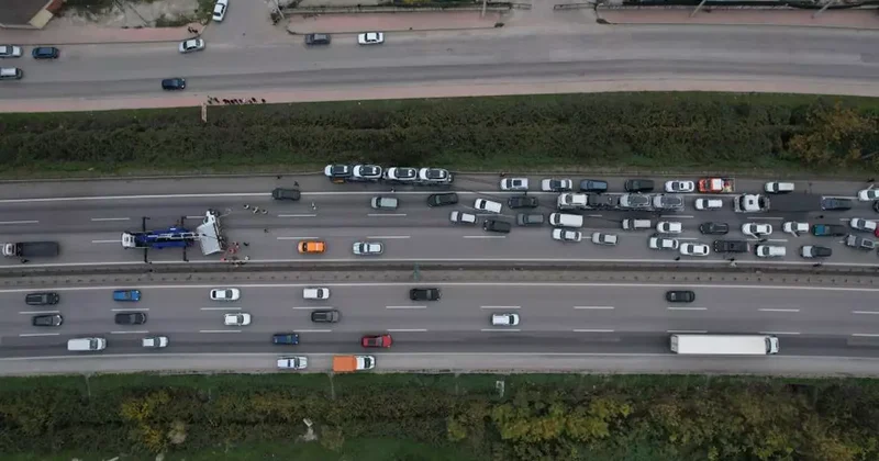 Anadolu Otoyolu nda kaza! Uzun kuyruklar oluştu