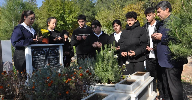 Depremde hayatını kaybeden öğretmen, mezarı başında anıldı Gaziantep Haberleri